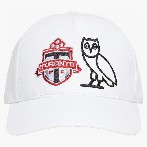 Logo Ovo X Toronto FC má bílou