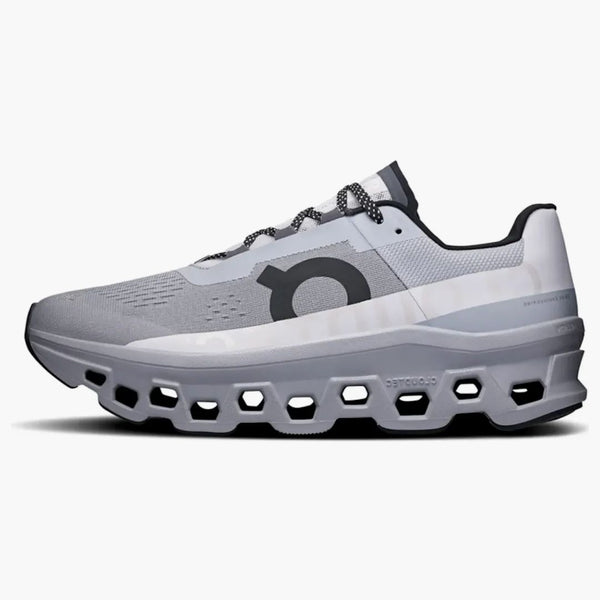 Na srebrnym stopie Cloudmonster Silver