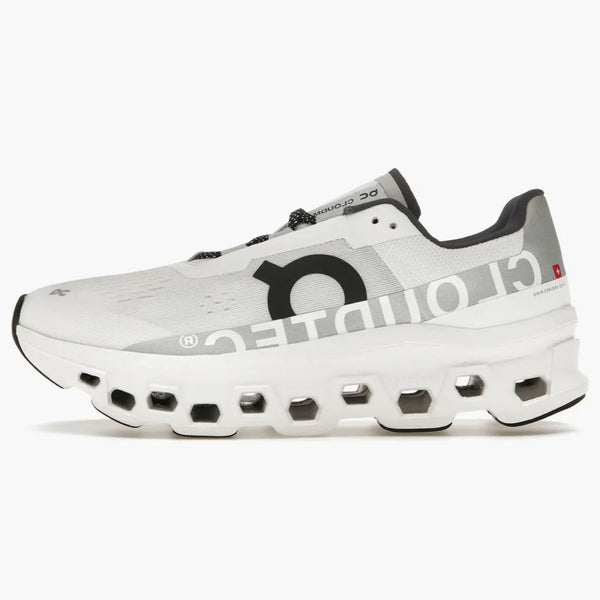 Na uruchomieniu Cloudmonster Undyed White