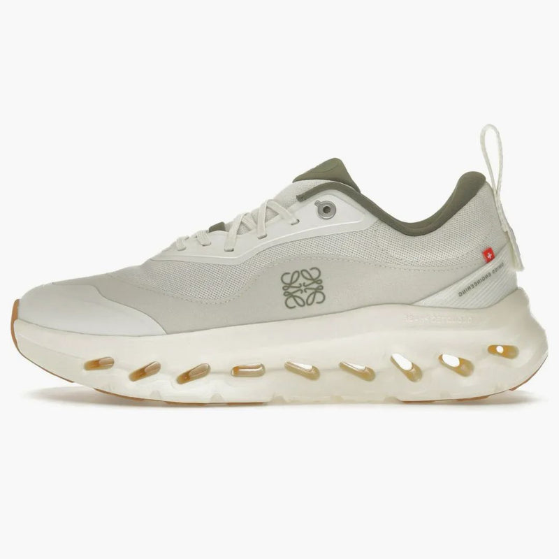 På att köra Cloudtilt 2 Loewe White Khaki (kvinnors)
