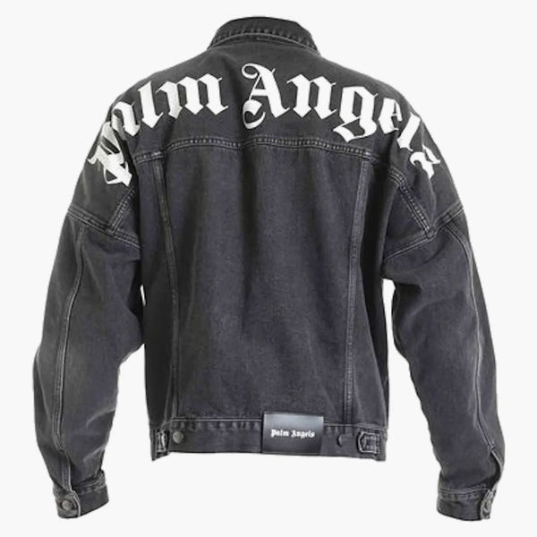 Il logo di Palm Angel sulla giacca di jeans nera