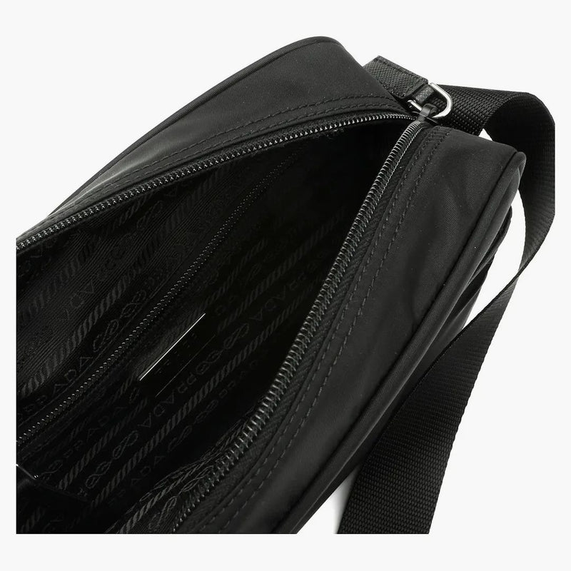 Prada logo axelväska svart