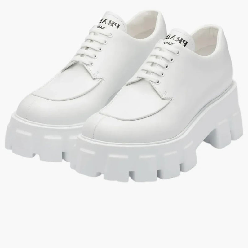 Prada monolite da 55 mm allacciata in pelle spazzolata bianca mocassina