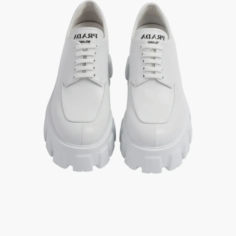 Prada monolite da 55 mm allacciata in pelle spazzolata bianca mocassina