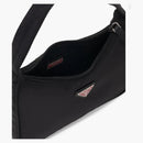 Prada Reedition 2000 nylonowa torba mini czarna/czerwona