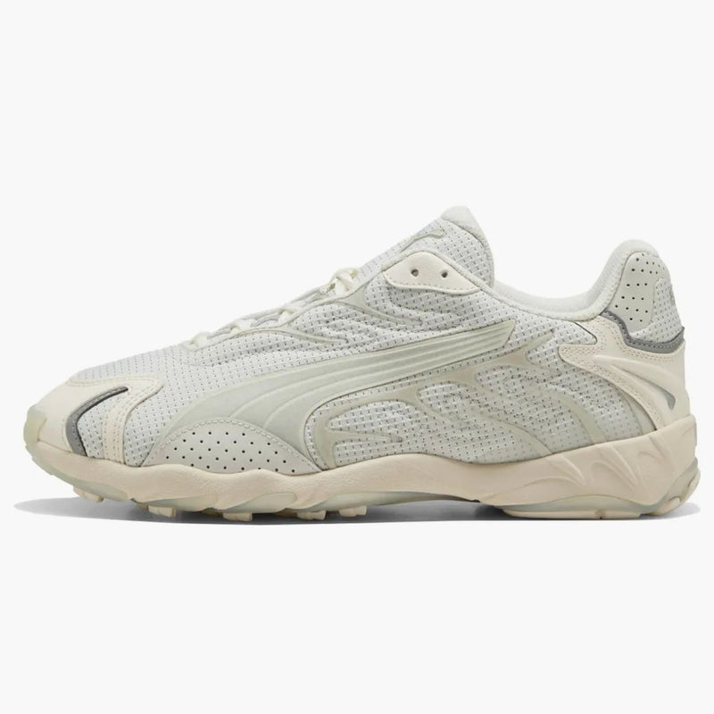 Puma vdechuje reflexní teplou bílou