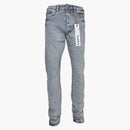 Lila varumärkeslegeringar överdyade grå jeans grå