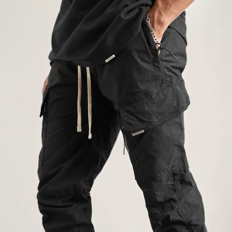 Represent Military Pant V2 Jet Black Model Nahe Ansicht