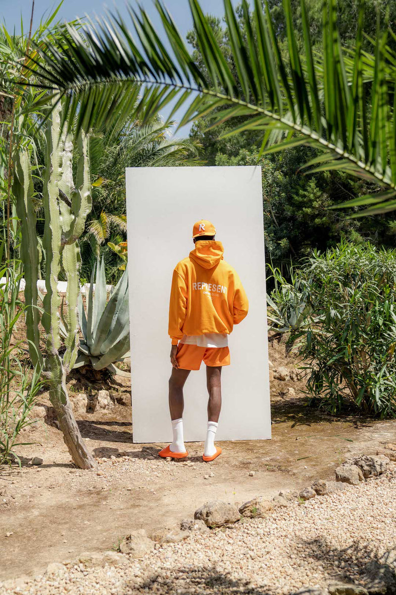 Represent Owners Club Hoodie Neon Orange Model Rückseite