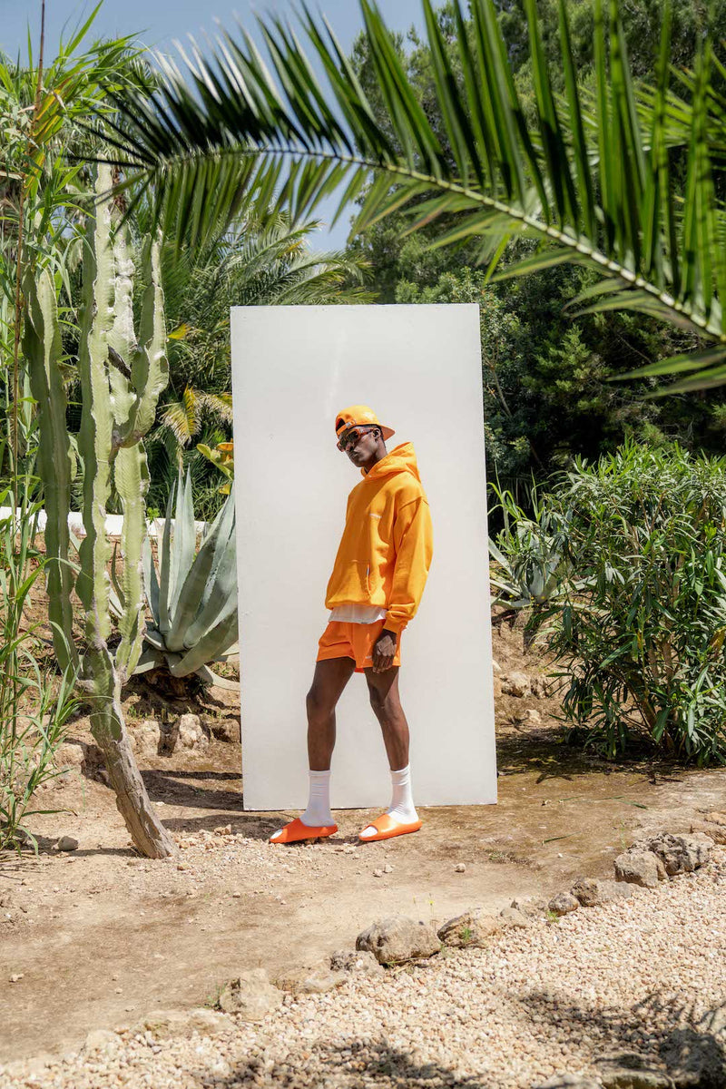 Represent Owners Club Hoodie Neon Orange Model Seite