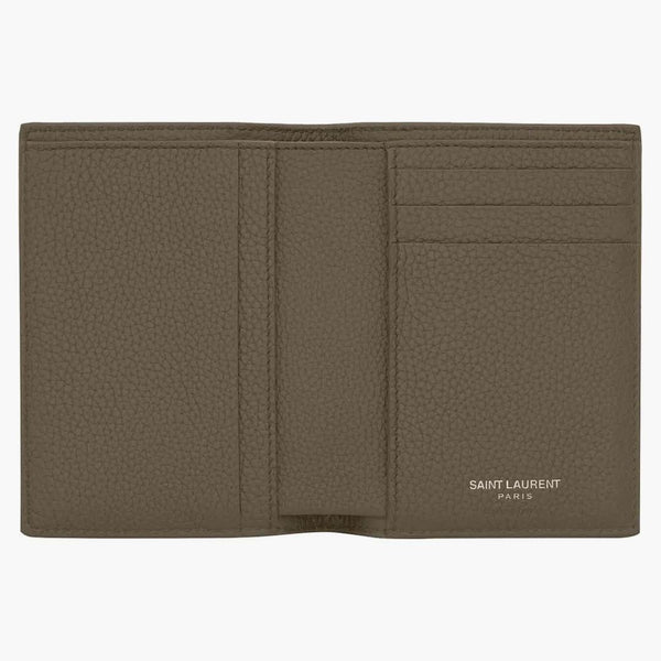 Saint Laurent Tiny Cassandre Card Card Plånbok i kornigt läder mörka khaki