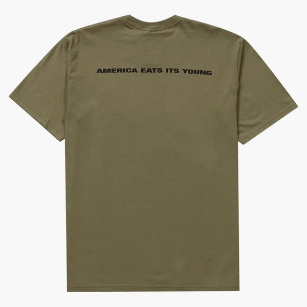 Supreme America äter sin unga tee -ljusoliv
