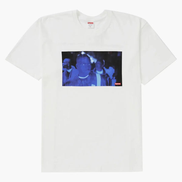 Supreme America äter sin unga tee vit