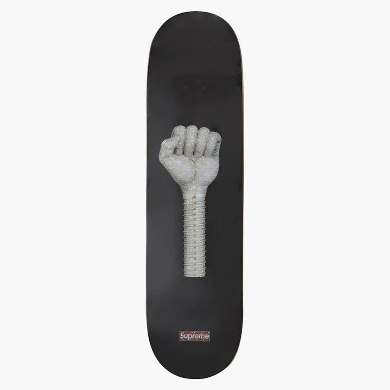 Nejvyšší pěst skateboard paluba černá