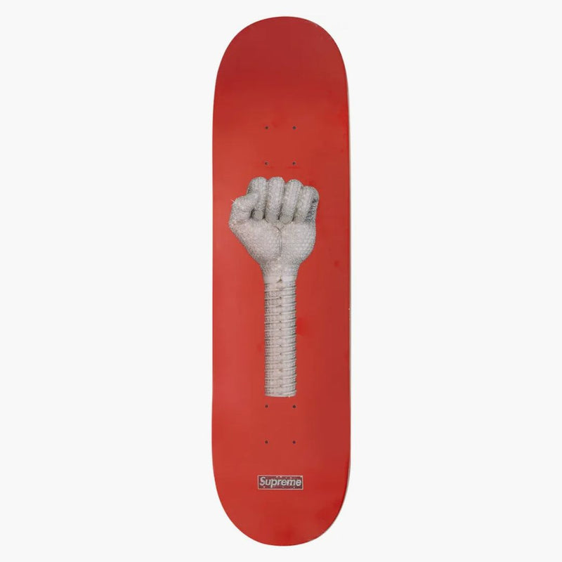 Nejvyšší pěst skateboard paluba červená