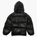 Supreme encapuchado con chaqueta negra