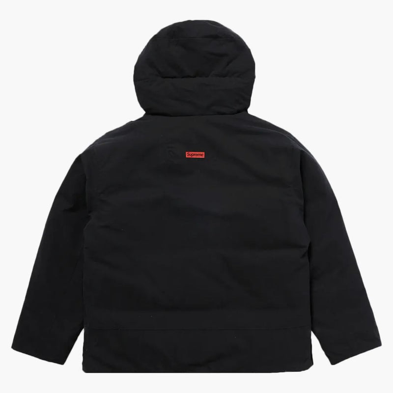 Supreme encapuchado por el jersey negro