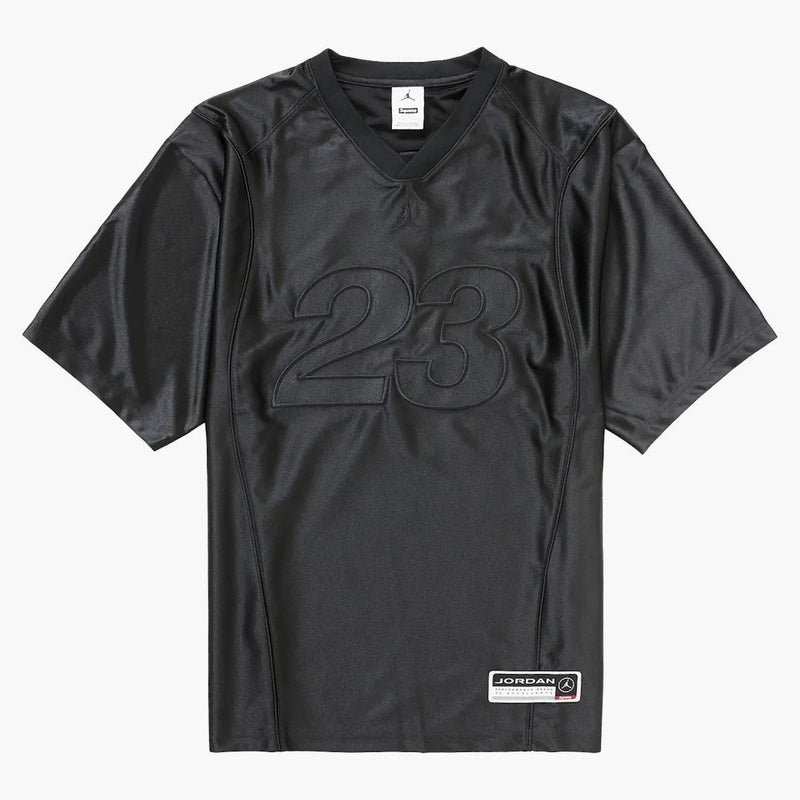 Nejvyšší Jordan zahřívá dres černé