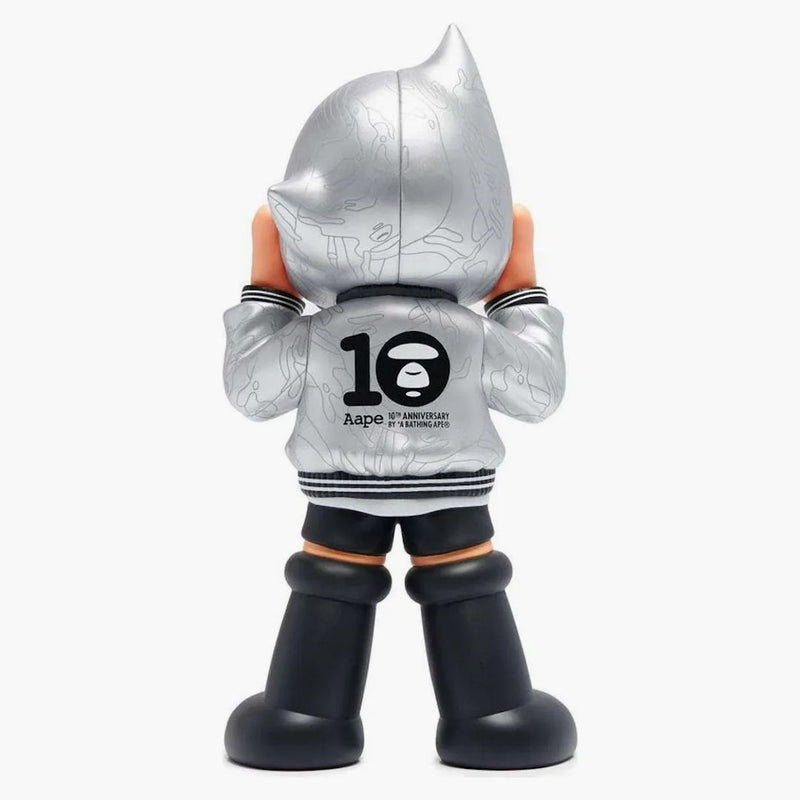 Toyqube x aape Una figura de Astro Boy de 10 aniversario de Bathing Ape