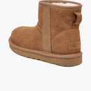 Ugg clásico mini logotipo boot castaño (mujer)