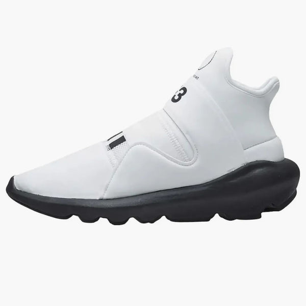 Y-3 suberou od bílé černé