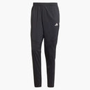 Adidas possiede i pantaloni di corsa neri