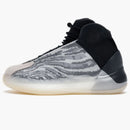 Modelo de estilo de vida adidas Yeezy Qntm (niños)