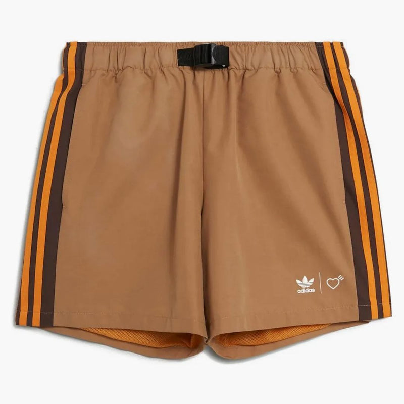 Adidas x Human uczynił wiatrowe spodenki brązowe